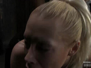 Связанная блондинка вынуждено отдается лежа извращенцу