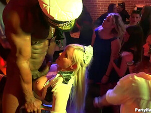 Блондинка на вечеринке подставила пизду под большой хуй стриптизера