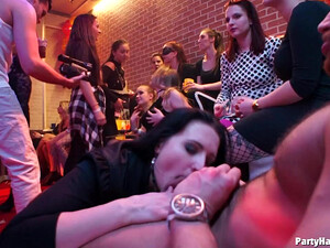 Девушки на секс вечеринке развлекаются со стриптизерами