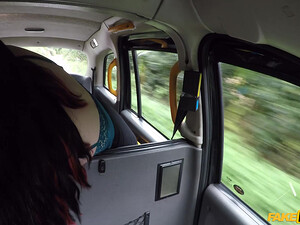 Развратная пассажирка угостила таксиста глубоким минетом перед грубым сексом