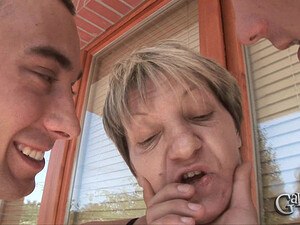 Пожилая бабушка ебется в рот и киску в разгар дикой оргии