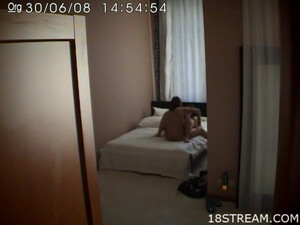 Скрытая камера в номере отеля засняла трах молодой пары во всех позах