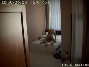 Скрытая камера в номере отеля засняла трах молодой пары во всех позах