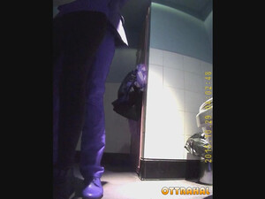 Скрытая камера снимает секс в туалете русской пары