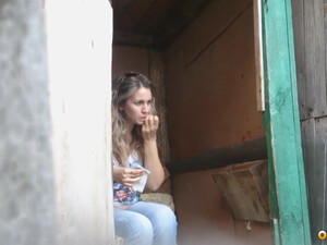Сельский туалет с писающей русской девушкой