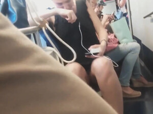 В поезде мужчина скрыто снимал под юбкой у девушки
