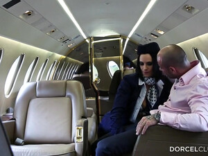 Богач замутил секс со стюардессой в салоне своего самолёта