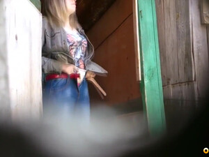 Деревенская девченка писает в деревянном туалете