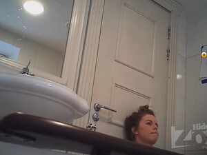 Малышка дрочит в туалете на работе. Подглядывание