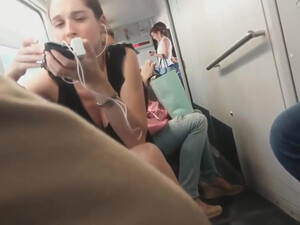 В поезде мужичек скрыто снимал под юбкой у малышки