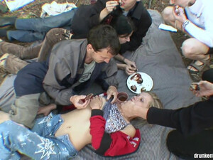Пьяные студенты на пикнике устроили горячую оргию