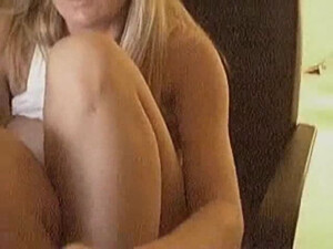 Блондинка с большими сиськами мастурбирует перед вебкой