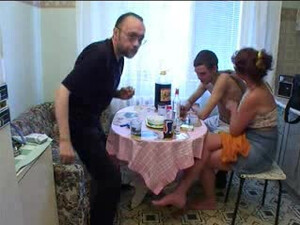 Русские свингеры устроили групповуху на кухне
