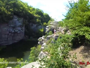 Экстремальный секс молодой пары на скалах