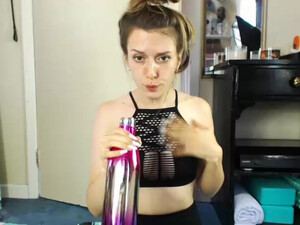 Молодая девка вибратором мастурбирует пизду сидя перед веб-камерой