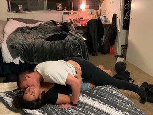 Худенькая азиатка в спальне раздвигает ноги для секса со своим братом