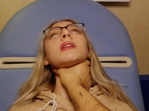 Блондинка горячо развлекается на приёме у гинеколога