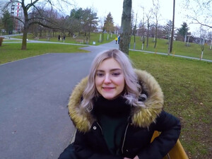 Русская блондинка дрочит и сосет член незнакомца в парке за деньги