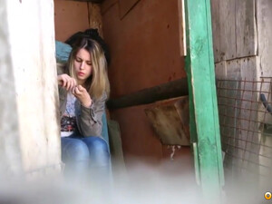 Деревенская девка писает в деревянном туалете
