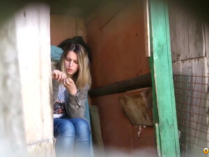 Деревенская девка писает в деревянном туалете