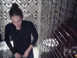 Брюнетка писает в туалете кафе бара на 2 скрытые камеры
