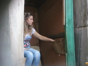 Сельский туалет с писающей русской девкой