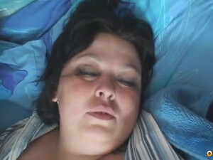 Обнаженная спящая мамочка с огромными дойками и волосатой писей