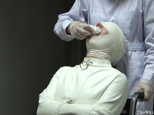 Электрошоковая терапия для связанной голой пациентки