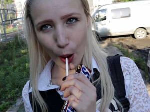 Юная русская блондиночка любит не только сладости, но и секс с взрослыми мужиками