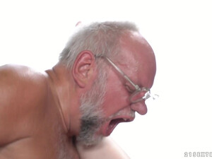 Старый дед раком трахает молодую шлюху с натуральной грудью