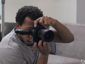Фотограф трахает модель черным членом