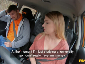 Русская студентка в чулках отсосала инструктору по вождению в машине
