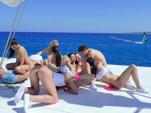 Массовая групповая секс оргия с русскими девушками на яхте в море