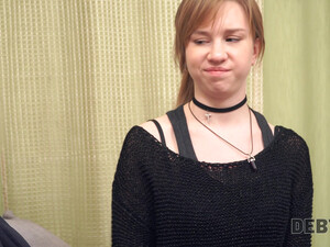Чувак ебет русскую молодую девку раком на диване за долги по квартире