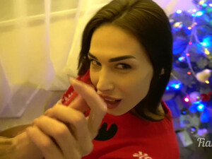 Русская малышка делает рождественский минет и получает сперму на лицо
