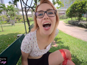 Рыжей студентке в чулках и очках накончали полный рот спермы в парке горького