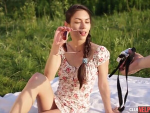 Нежный русский секс влюбленной молодой пары на природе на пикнике