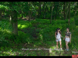 Три молодые русские девушки по очереди трахаются с парнем в парке