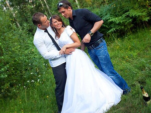 Жених с друзьями жестко ебут русскую молодую невесту на природе после свадьбы
