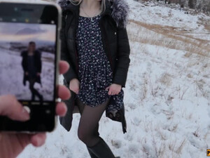 Светловолосая русская девушка ебется с парнем на морозе