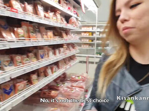 Рыжеволосая девушка делает в супермаркете минет с окончанием на лицо