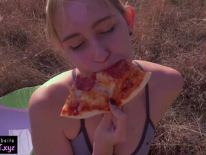 Пикапер трахнул и угостил девушку вкусной пиццей со своей спермой