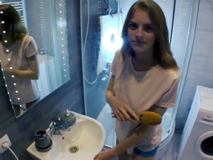 Русский инцест брата и сестры в ванной комнате в тайне от родителей