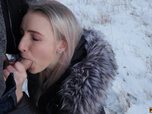 Член так замерз, что красотке пришлось его согревать своим ротиком - русское порно видео