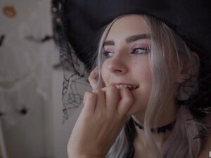 Симпатичная возбужденная ведьма получает лицо и глотает сперму - Eva Elfie