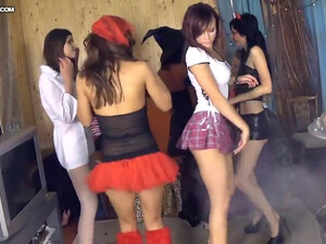 На хэллоуин русские студенты устроили развратную групповую еблю на даче