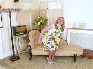 Ретро мастурбация грудастой блондиночки на уютном диване