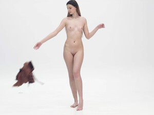 Восемнадцатилетняя модель проходит отбор на порно кастинг голышом