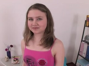 Русская девушка дала в попу, снимая частное порно