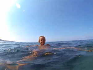 Обнаженная красавица Катя купается на море